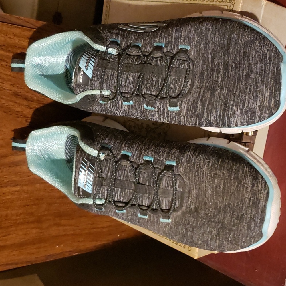 A pair of 7.5 slip on sketchers sport active shoe